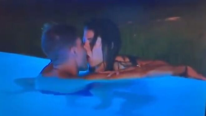 Marta y Carlos se besan y tienen sexo en la piscina