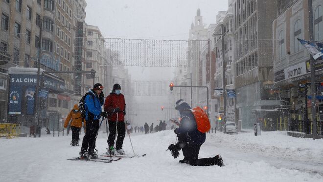 Personas esquiando en la Gran Vía de Madrid