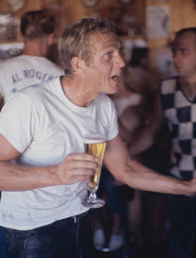 Steve McQueen, uno de los amantes de la cerveza más estilosos del cine americano.