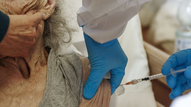 Una anciana recibiendo la vacuna en Roma