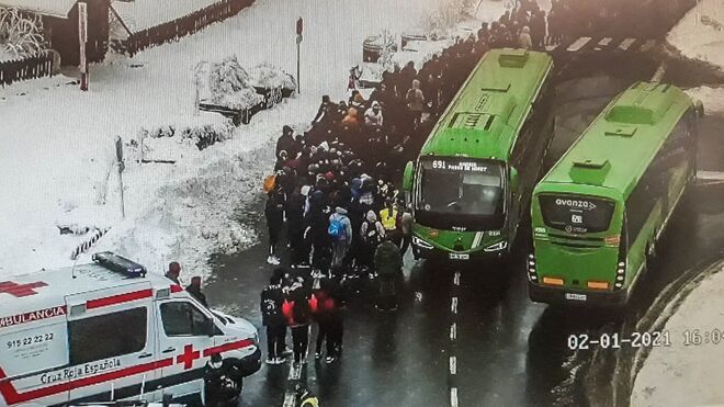 El 112 asiste a un grupo de 150 personas que esperaban autobús en Cotos debido al frío y la nieve.