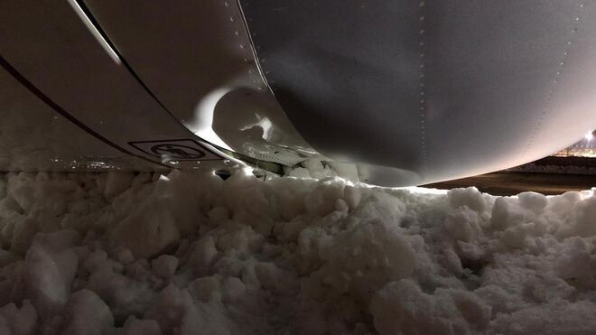 Un avión dañado por la nieve.