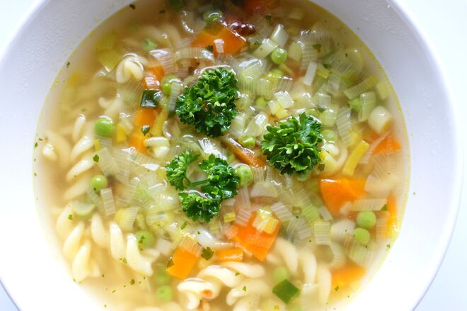 La sopa minestrone siempre lleva pasta como ingrediente.