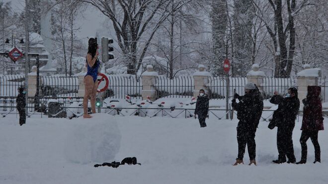 Una mujer posa en bañador subida a una gran bola de nieve en Plaza de Castilla