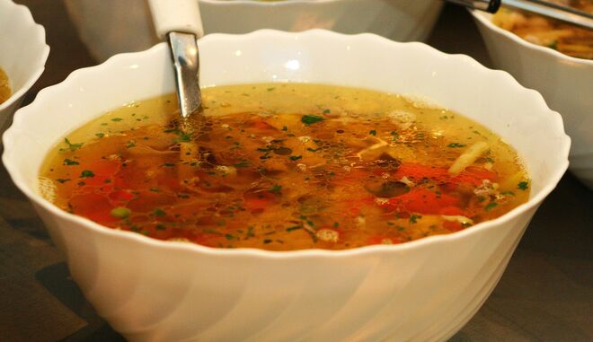 Una sopa elaborada con verduras.