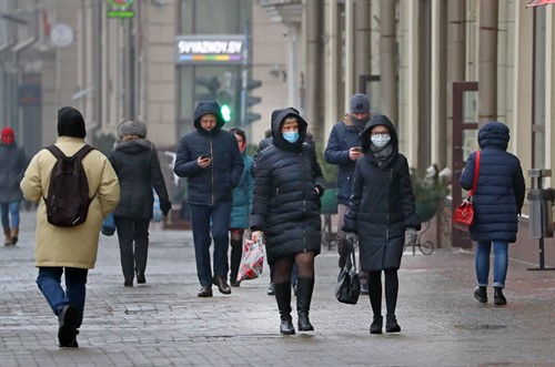 Personas con mascarilla en Minsk