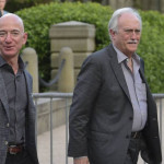 El fundador de Amazon, Jeff Bezos, junto a su padre, Miguel.