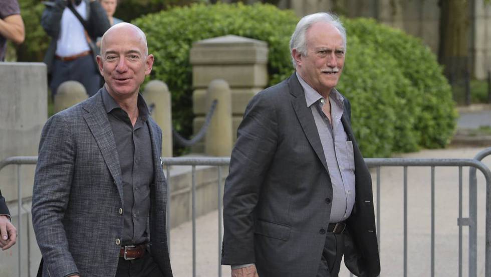 El fundador de Amazon, Jeff Bezos, junto a su padre, Miguel.