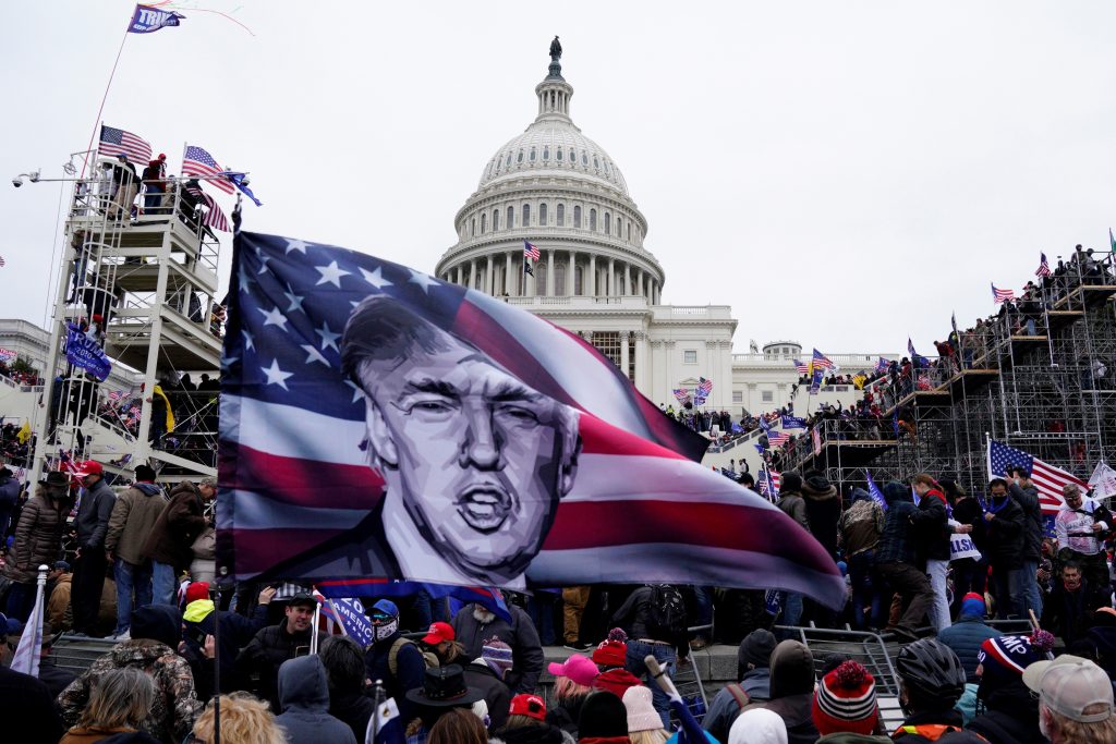 Demandan a Trump por la muerte de un Policía del Capitolio en el asalto del 6 de enero