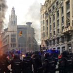 Policías nacionales intervienen ante disturbios en la Vía Laietana