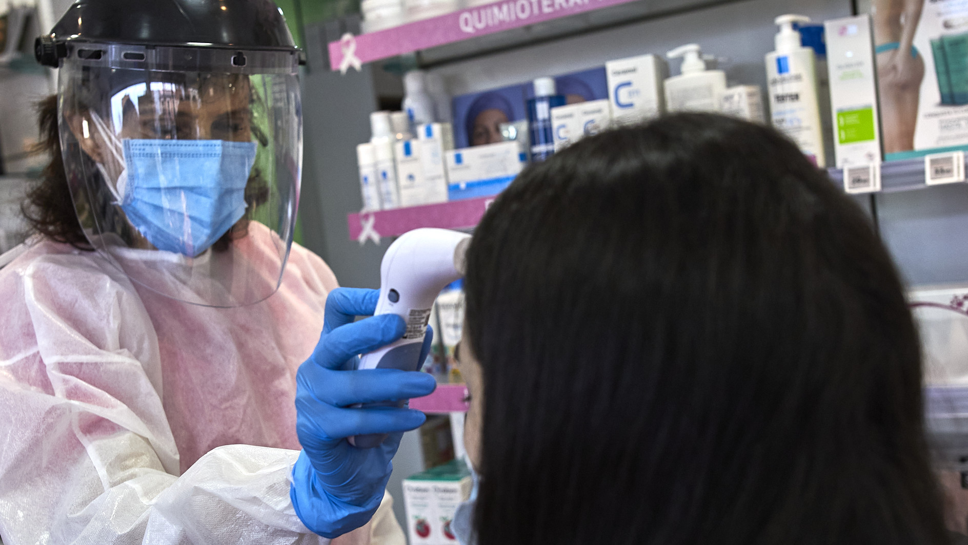 Una farmacéutica realiza un test de antígenos en Madrid.