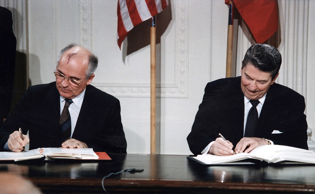 Mikhaïl Gorbatchev y Ronald Reagan, en 1987 (Wikimedia)