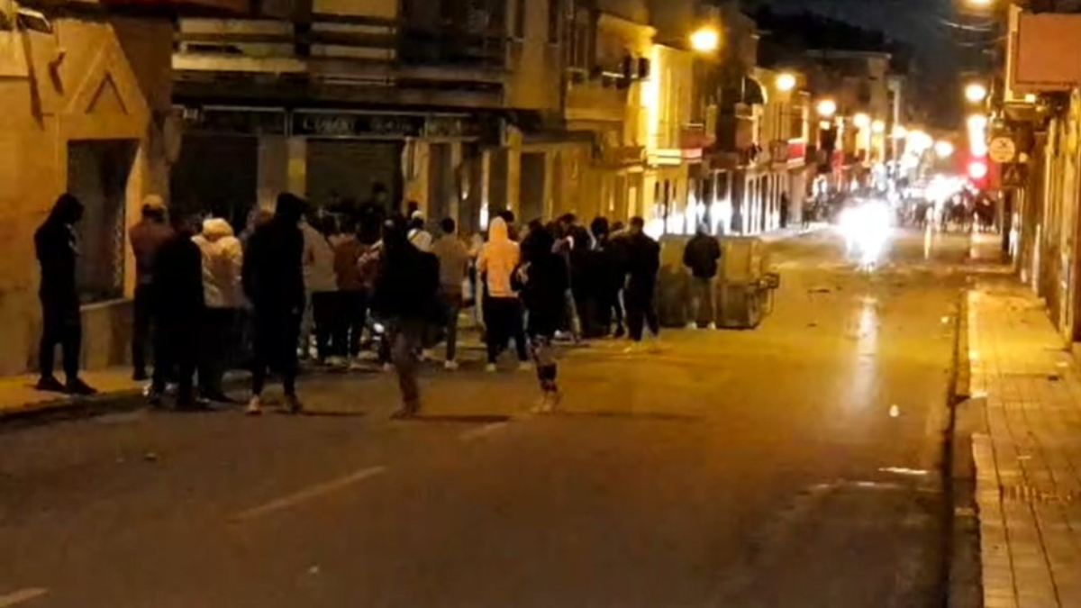 Disturbios en Linares tras la agresión de dos policías a un hombre y su hija de 14 años.