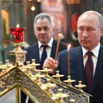 El presidente de Rusia, Vladimir Putin, prende una vela durante el 79º aniversario del inicio de la Segunda Guerra Mundial.