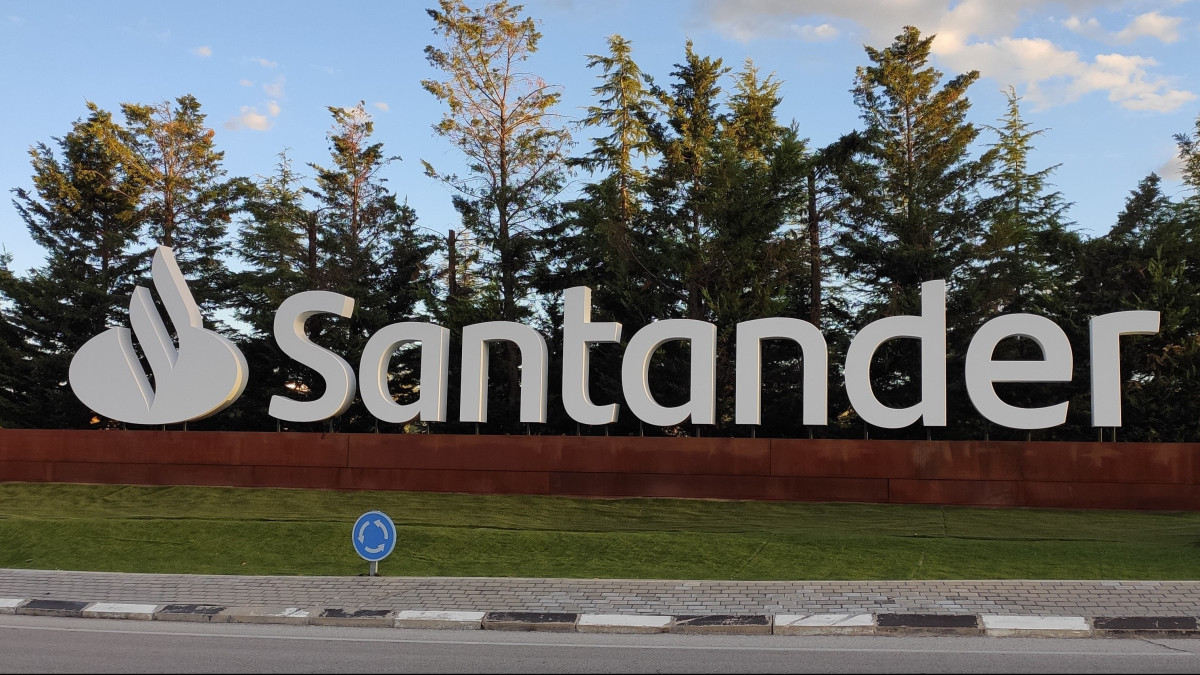 El Santander avanza con dos planes de reducción de plantilla en Portugal