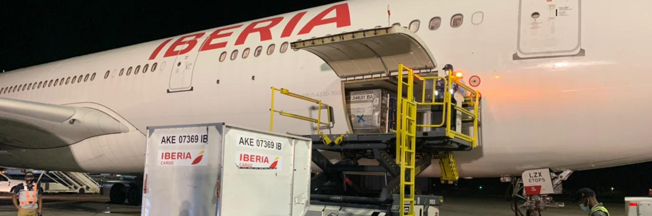 Iberia transporta vacunas covid.