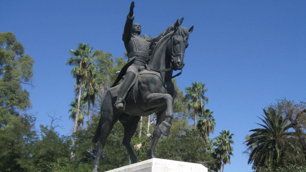 La polémica de Bolívar salta de su espada a las estatuas: militares piden su retirada en España