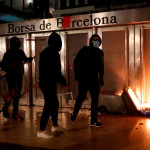 Fuego frente a la Bolsa de Barcelona en la quinta noche de disturbios contra el encarcelamiento de Pablo Hasel.