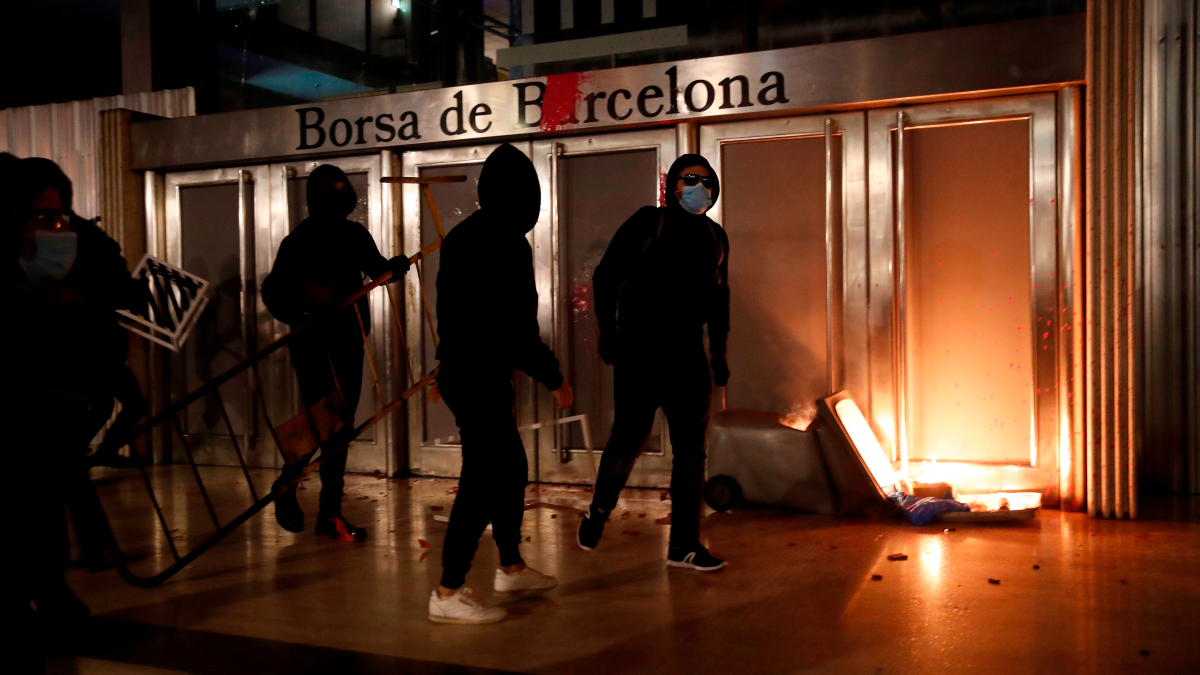Fuego frente a la Bolsa de Barcelona en la quinta noche de disturbios contra el encarcelamiento de Pablo Hasel.