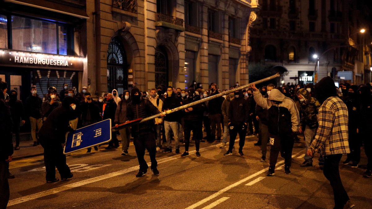 Manifestantes rompen mobiliario urbano esta noche en Barcelona, en una nueva manifestación por la libertad de Pablo Hasel.