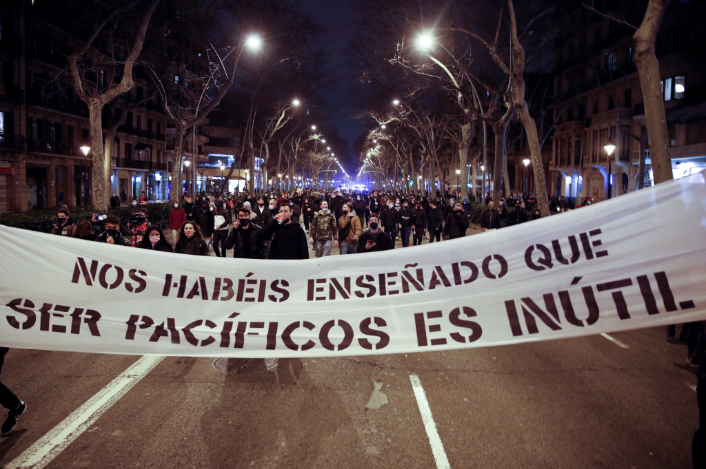Varios centenares de personas se han congregado en el exterior de la estación de Sants de Barcelona para participar en una nueva manifestación por la libertad de Pablo Hasel.