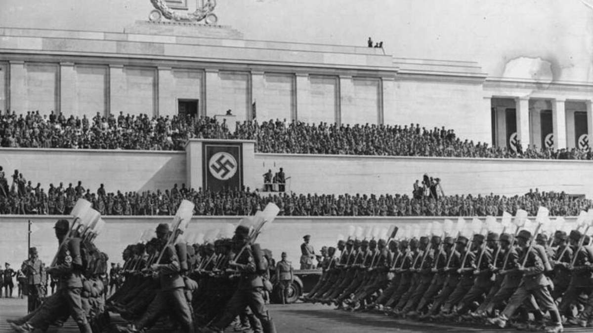 Miembros del Frente del Trabajo Alemán desfilando.