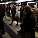 Viajeros entran y salen de un Metro en la estación de Madrid.