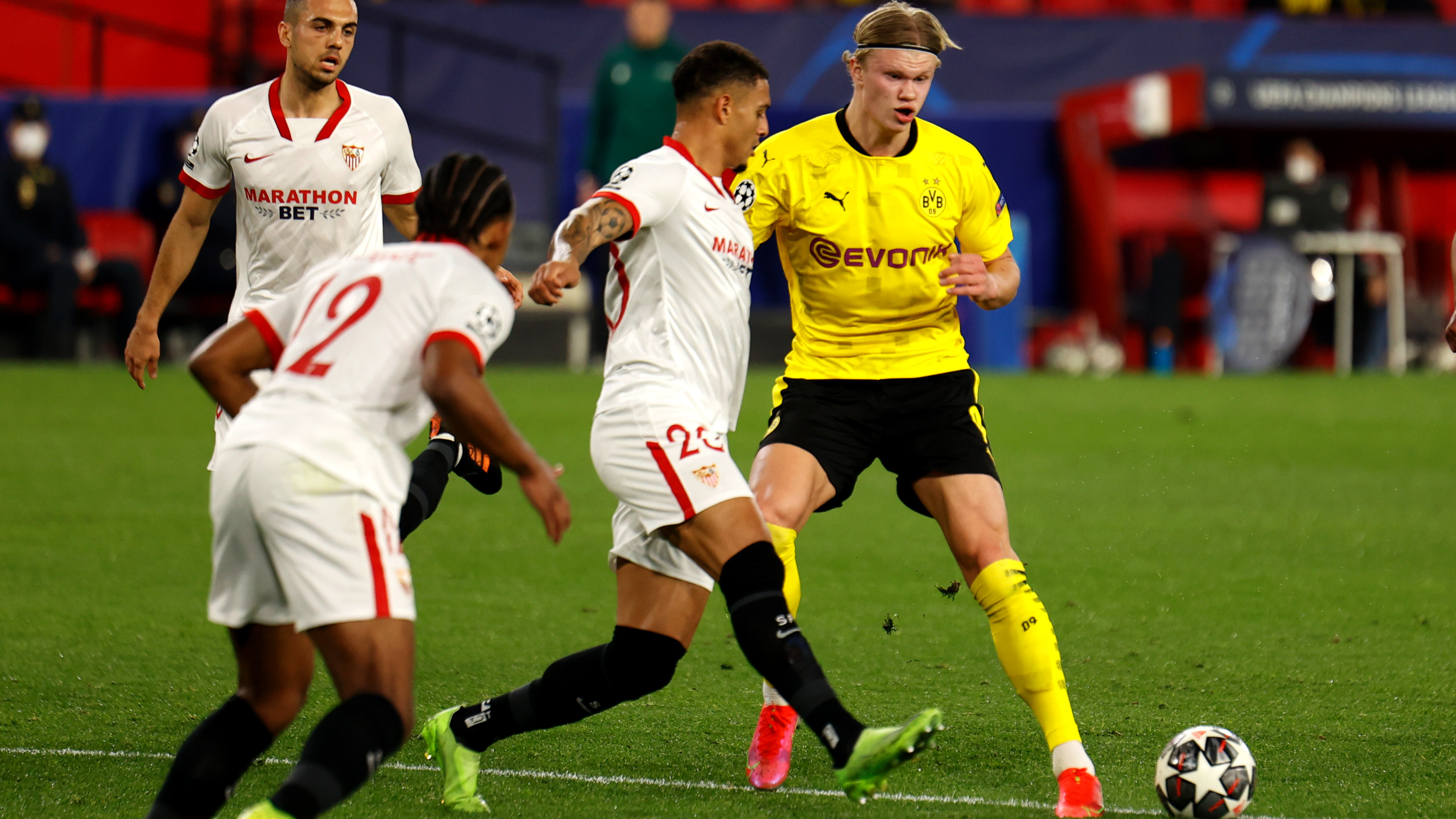 Partido de Champions entre el Sevilla y el Borussia de Dortmund.