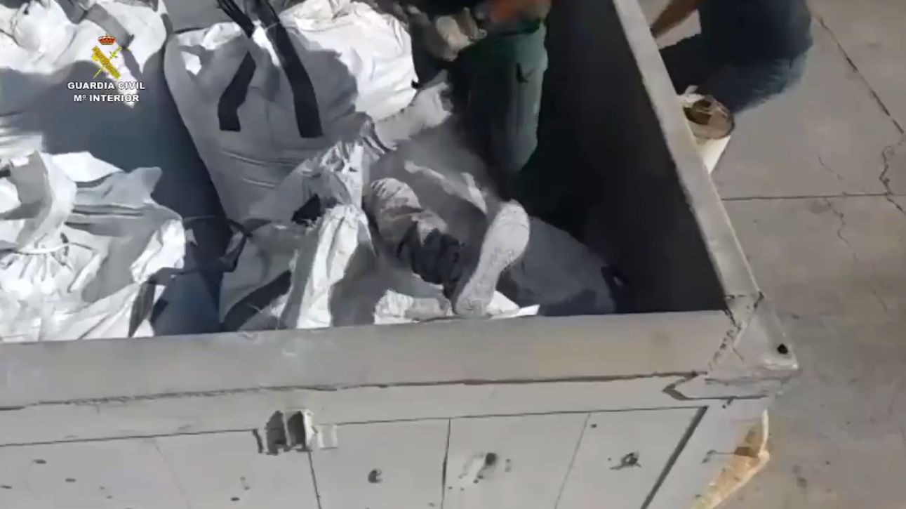 Un guardia civil rescata a un inmigrante de un saco de cenizas tóxicas