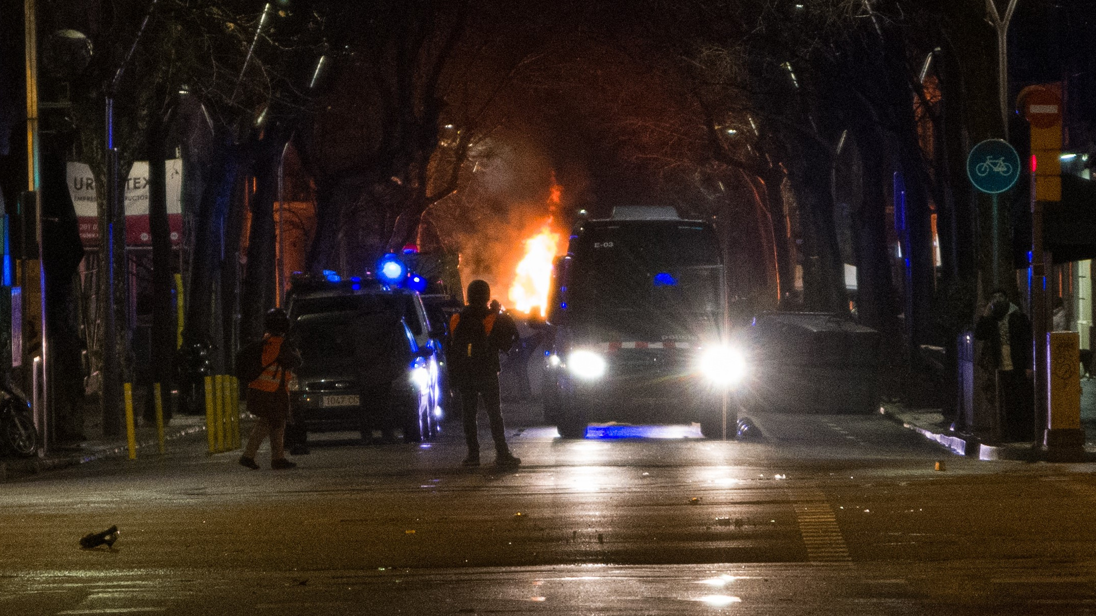 Un furgón de los Mossos atraviesa una calle durante la manifestación contra el encarcelamiento de Pablo Hasel en el séptimo día de protestas en Barcelona, Cataluña (España)