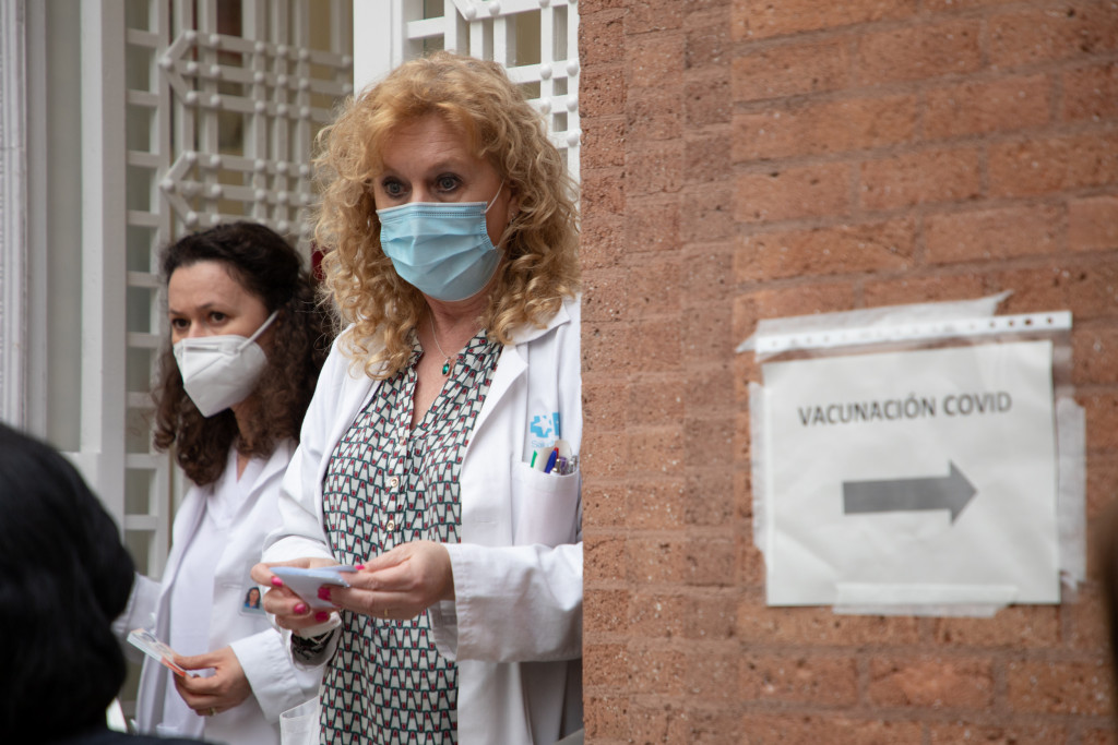 Dos sanitarias organizan la vacunación de mayores de 80 en un Centro de Salud de Madrid