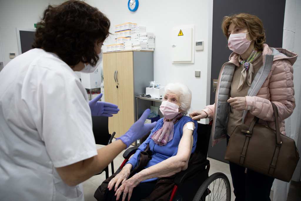 Una enfermera explica a una paciente los pasos a seguir la tras la vacuna contra el coronavirus