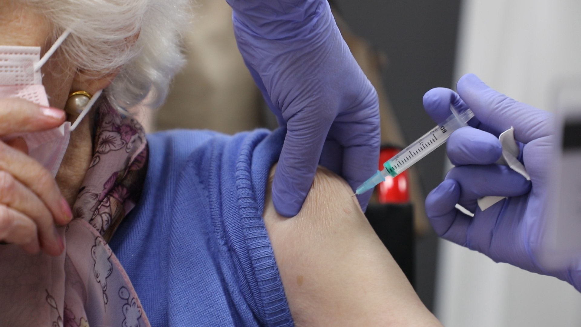 Una paciente recibe la vacuna contra el coronavirus
