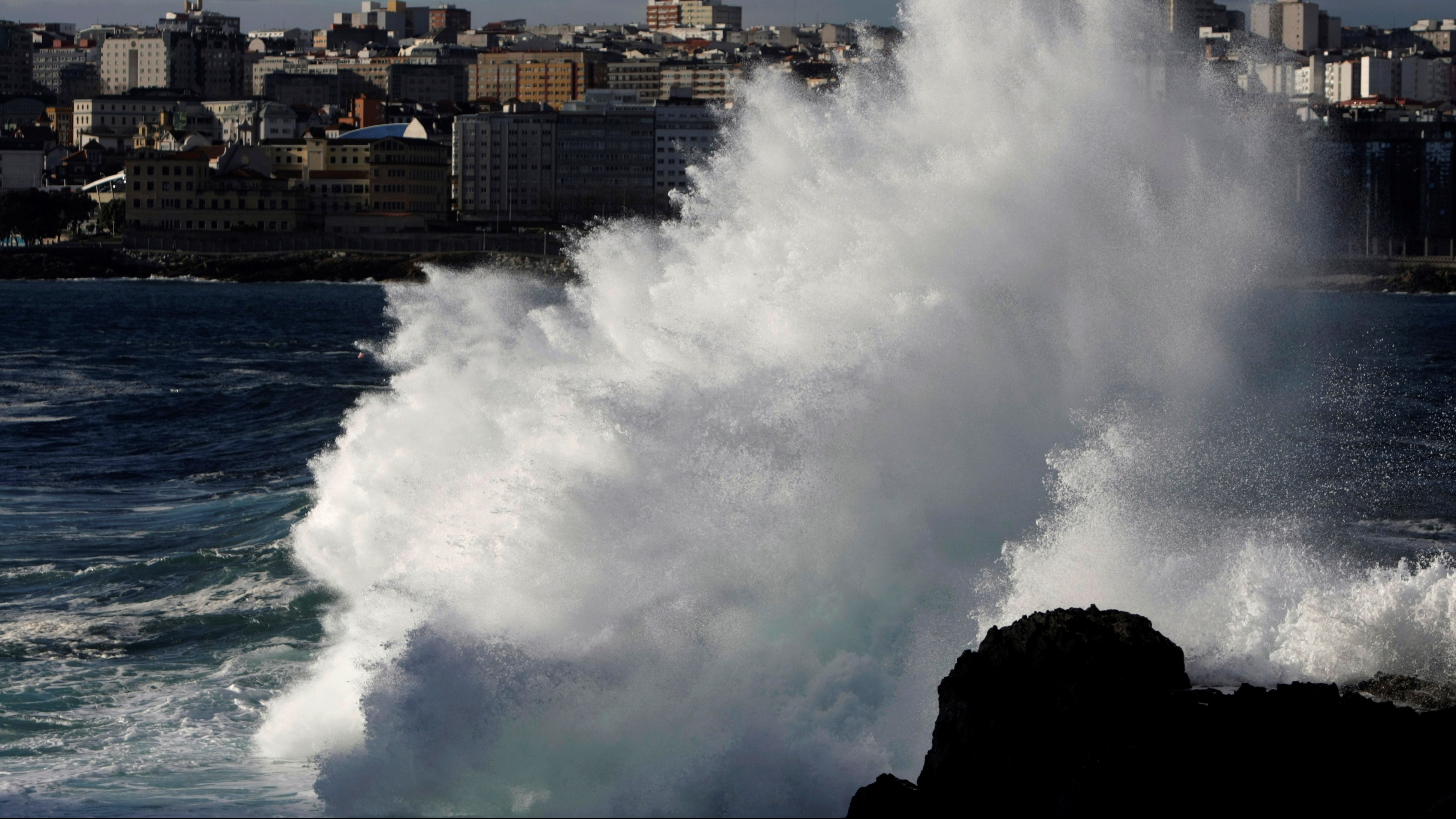 Llega un frente atlántico que dejará viento fuerte en Galicia y Canarias
