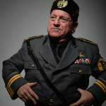 Leo Bassi interpreta a Benito Mussolini