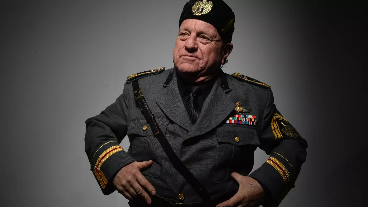 Leo Bassi interpreta a Benito Mussolini