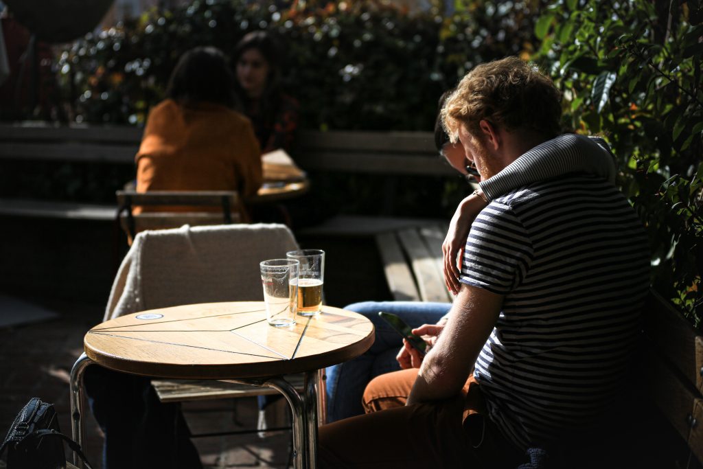 Dos personas en una terraza del bar 'El Viajero', en el barrio de La Latina, en Madrid (España).