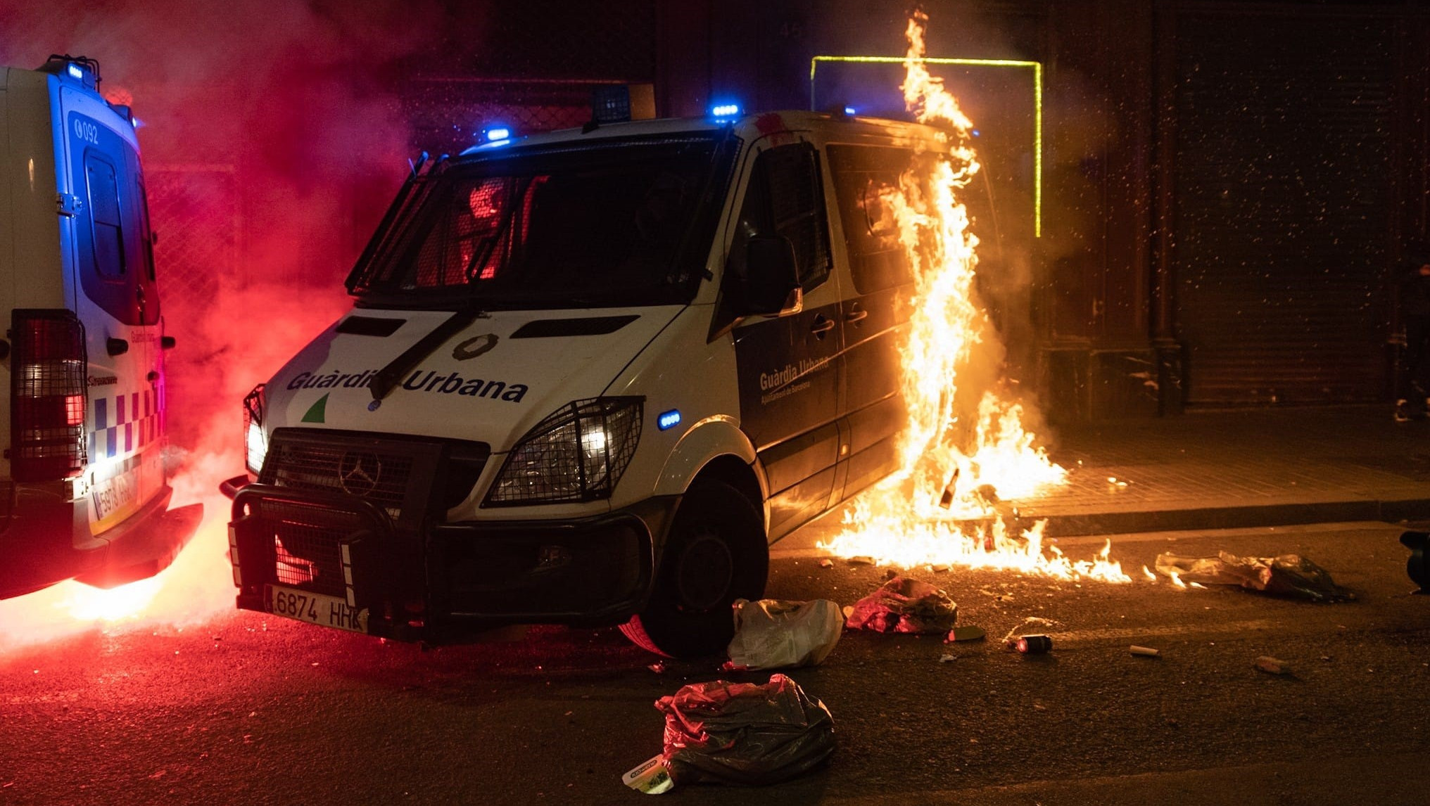 Un grupo de manifestantes ha prendido fuego a una furgoneta de la Guardia Urbana de Barcelona este sábado.