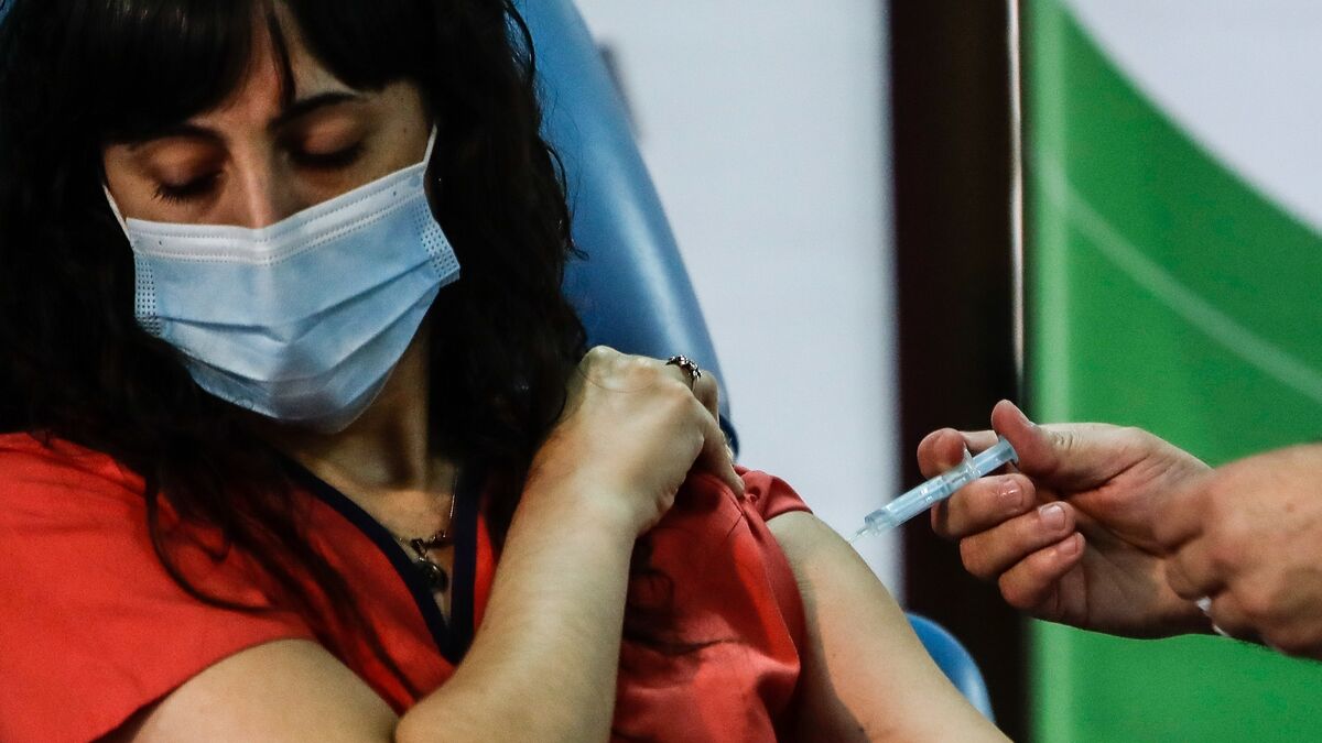 Una ciudadana argentina recibe la dosis de la vacuna rusa Sputnik V contra el coronavirus.