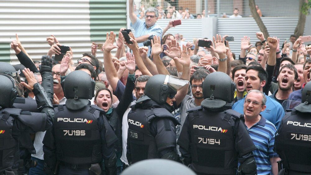 La Moda Viral De Grabar A Policías Guapos Y Subir Sus Caras A Redes ...