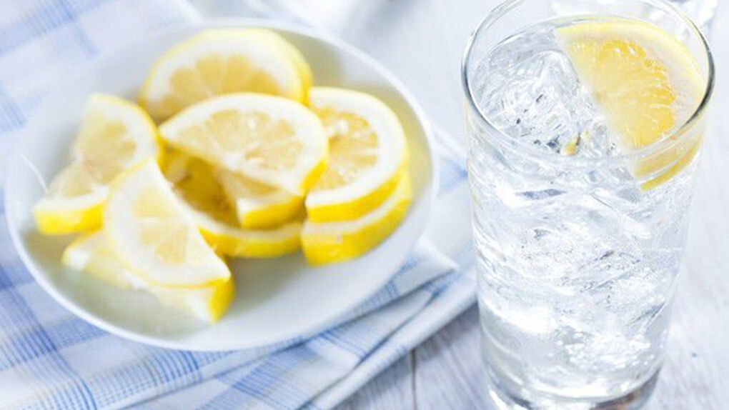 10 razones para beber agua con limón en ayunas