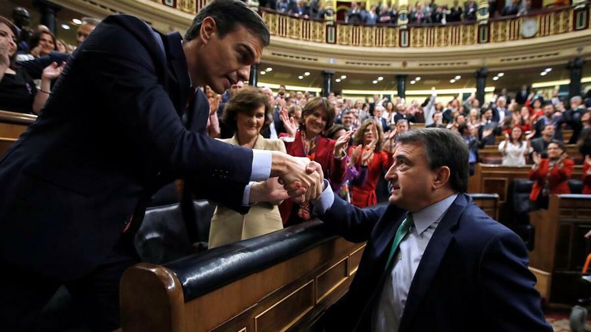 Aitor Esteban felicita a Pedro Sánchez en el Congreso.