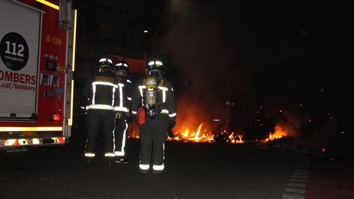 Un incendio en Hospitalet deja un muerto y un policía herido al salvar a una mujer