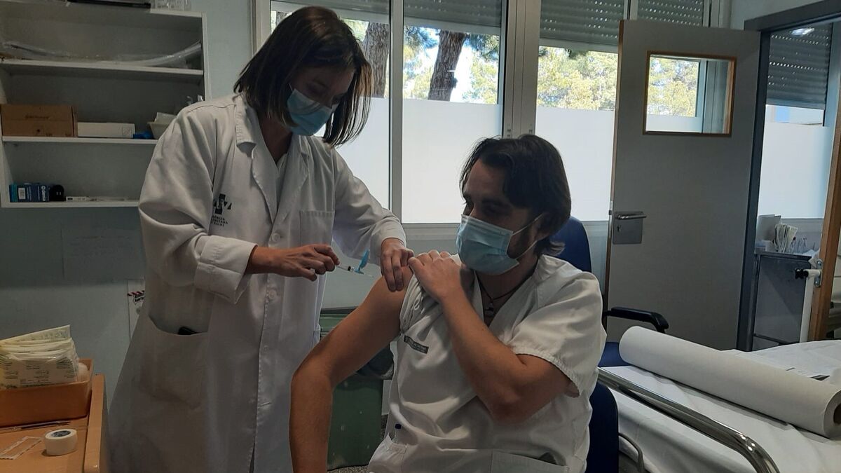 Sanidad destaca que ya hay más vacunados que contagiados durante la pandemia