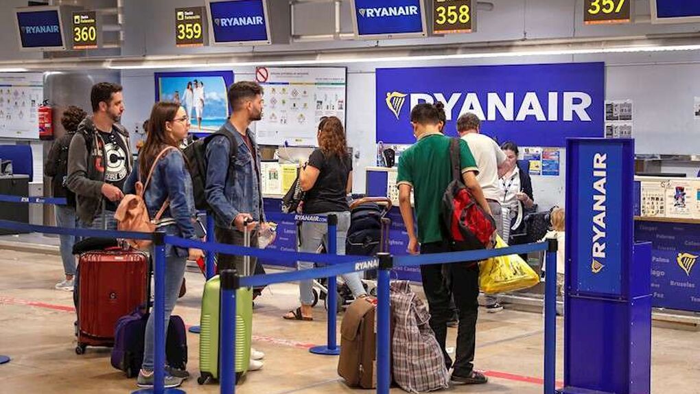 a Ryanair por cobrar a una llevar bolso y de mano