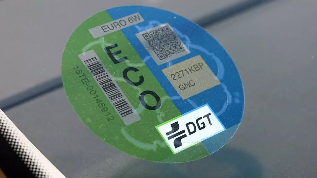La OCU pide este cambio a la DGT en las pegatinas ambientales de los coches: 