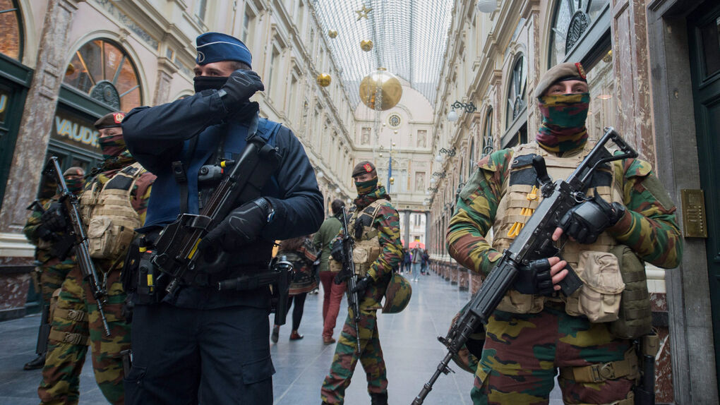 Ejército y Policía belgas patrullan por las calles de Bruselas