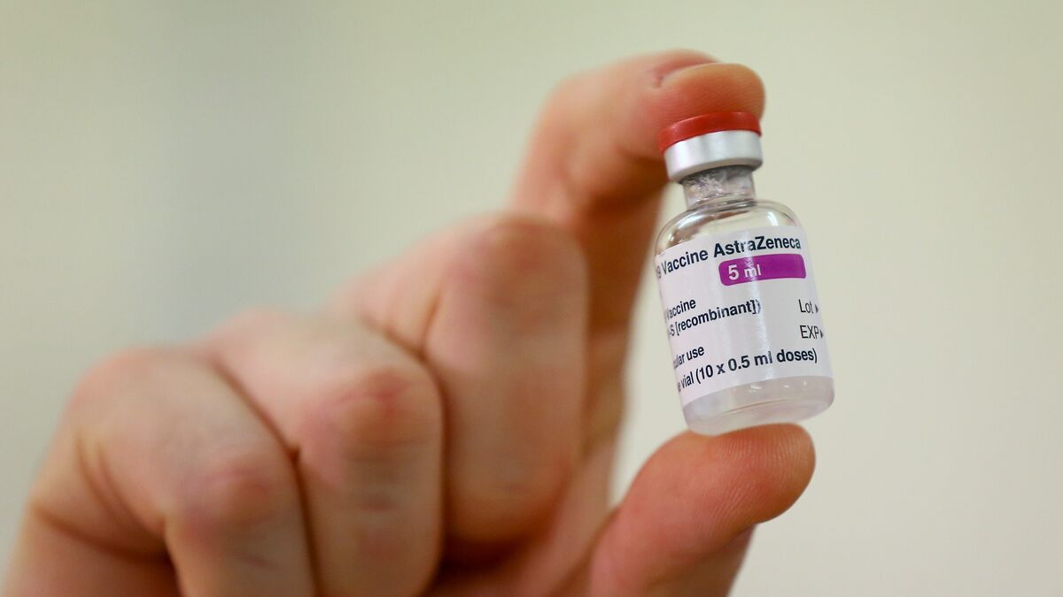 Sanidad priorizará las primeras dosis de AstraZeneca para vacunar a sanitarios, militares y docentes