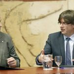 El presidente de la Generalitat de Cataluña, Carles Puigdemont, junto a Oriol Junqueras