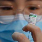 La desconfianza de los ciudadanos lastra el ritmo de vacunación en Rusia y China